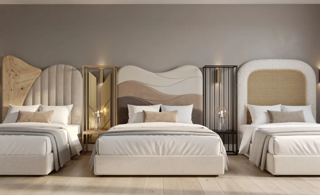 Chambre élégante avec sept têtes de lit originales en bois, textile et métal sur fond neutre et lumineux.