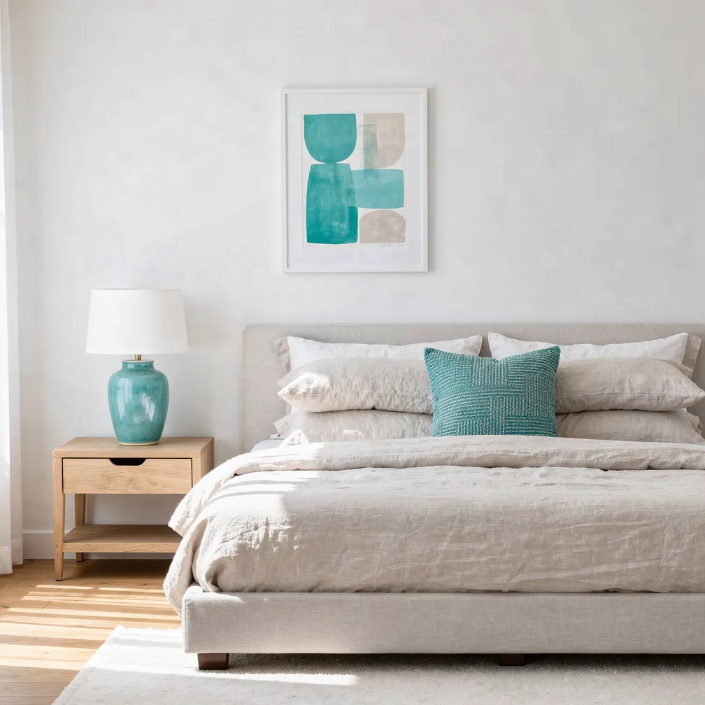 Chambre contemporaine avec trois éléments déco turquoise bien dosés