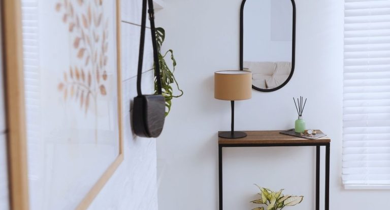 Couloir d'entree avec console table miroir et plantes