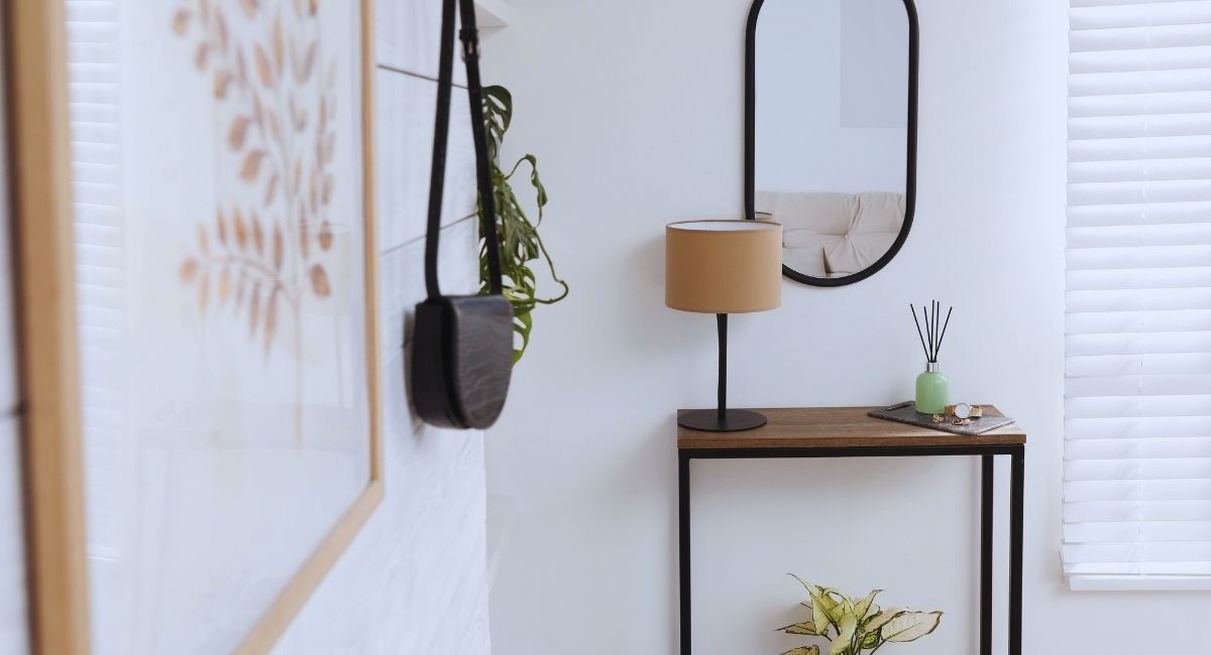 Couloir d'entree avec console table miroir et plantes