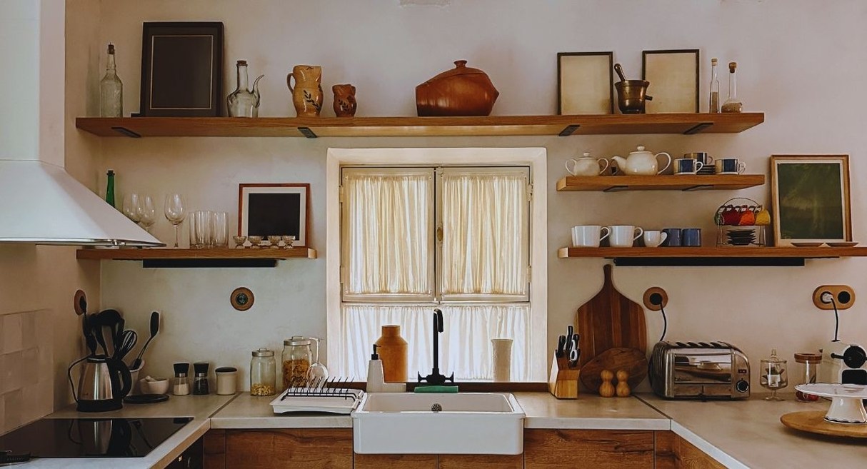 Cuisine au style provencal avec etageres ouvertes et vasque en pierre
