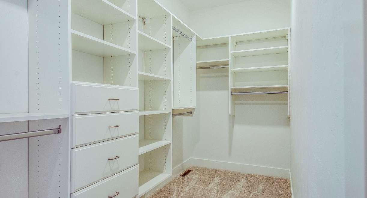 Dressing spacieux avec etageres tiroirs et penderie