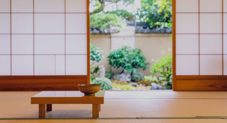 Piece japonaise avec tatami cloisons shoji et vue sur jardin zen