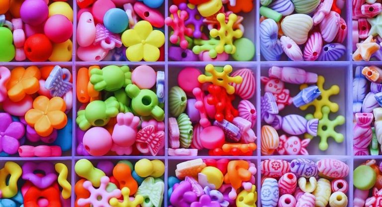 Petites pieces et jouets colores tries dans des compartiments de rangement