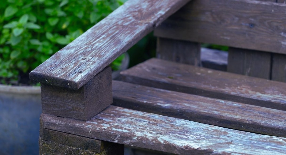 Detail d'un banc en palettes de bois recyclees dans un jardin