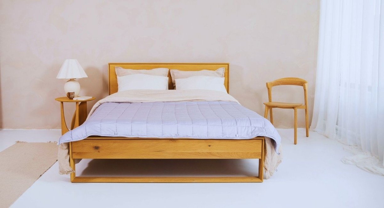 Lit en bois massif avec tete de lit et cadre a lattes dans une chambre lumineuse